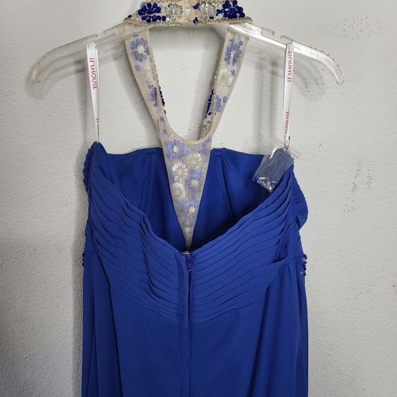 Formal dress - Picture 2 of 8